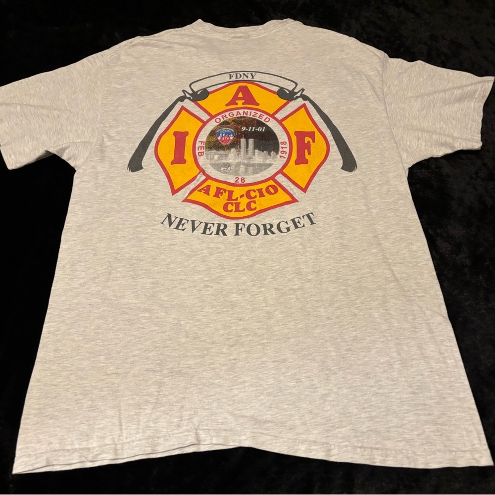 Mens XL Vintage Y2K 2001 New York Fire Department NYFD 9/11 Memorial Tshirt